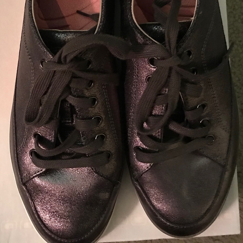 Women’s size 9 grey metallic FitFlop sneaker